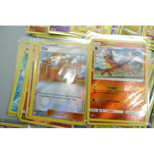 916 - 100 Reverse holographic Pokemon cards