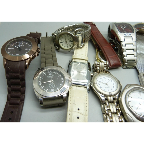 943 - Assorted fashion wristwatches