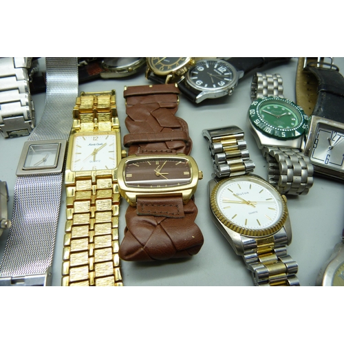 943 - Assorted fashion wristwatches