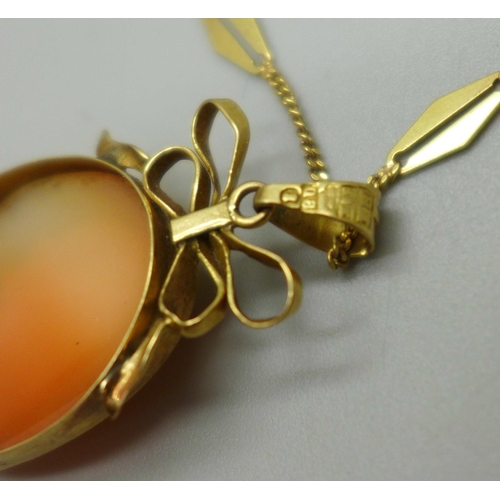 960 - A Swedish 18ct gold chain with a yellow metal mounted cameo pendant also with a Swedish control mark... 