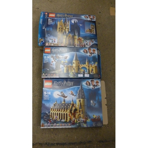 2118 - LEGO, A Hogwarts Academy Tower, retired Whomping Willow and rrtired Great Hall, all pieces in one la... 