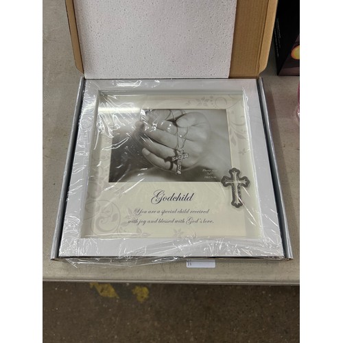 2371 - A quantity of misc. giftware including Dartington glassware, Brand glass gift sets, picture frames, ... 