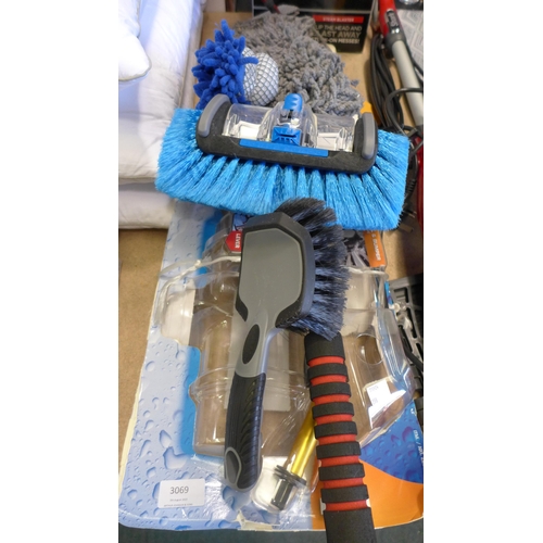 3069 - Autospa Washbrush & quantity of other brushes  (298-101) *This lot is subject to VAT