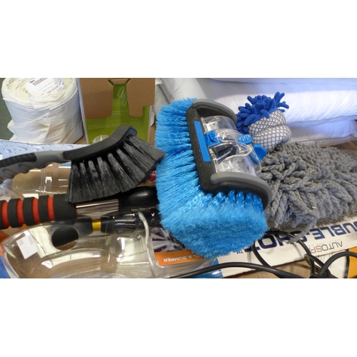 3069 - Autospa Washbrush & quantity of other brushes  (298-101) *This lot is subject to VAT