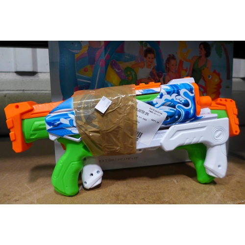 3179 - Intex Dino Play Centre And 2x Water Guns  (300-193)   * This lot is subject to vat