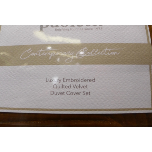 3180 - Kensington Gold Super king duvet cover  (296-143)   * This lot is subject to vat