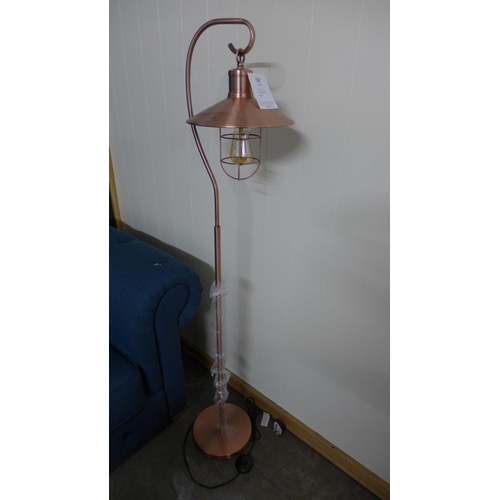 1374 - An Edison bulb hook floor lamp in copper, H 157cms (2133858)   #