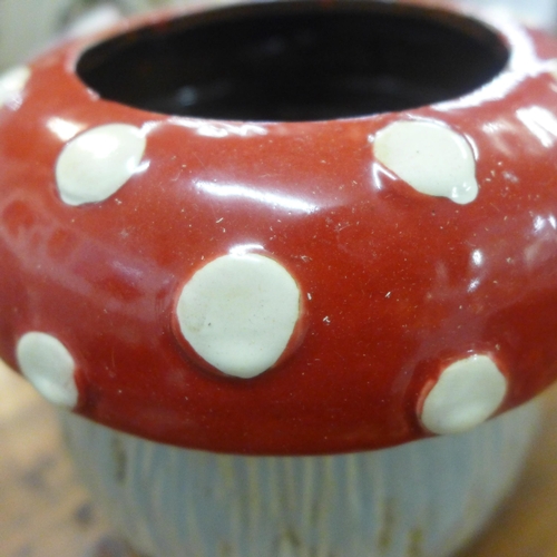 1304 - A ceramic toadstool planter W15cm (570105)