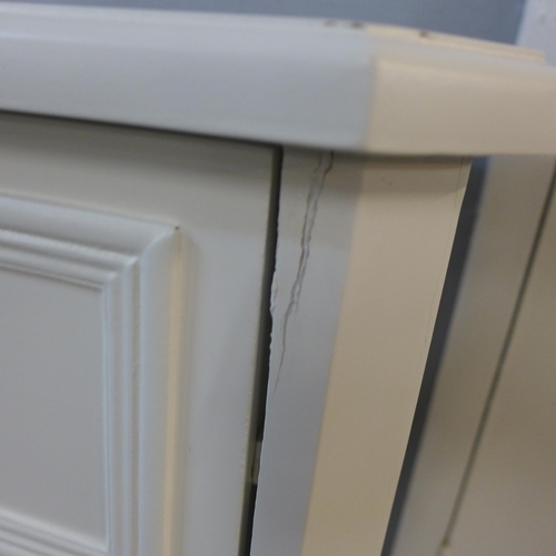 1411 - A white three drawer chest