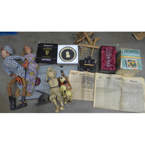 1085 - A Wedgwood Guinness plate, puppets, a Polaroid camera etc. **PLEASE NOTE THIS LOT IS NOT ELIGIBLE FO... 