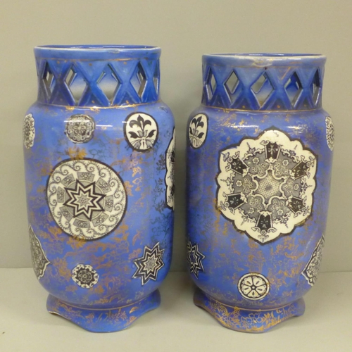 604 - A pair of early 20th Century blue transfer printed vases, 20.5cm