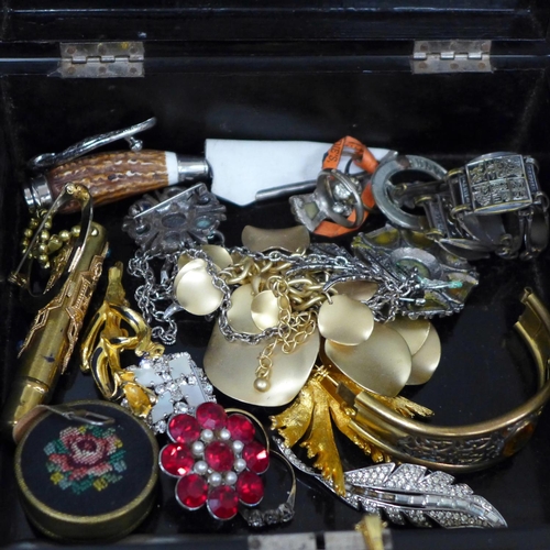 612 - Fashion and costume jewellery in a lacquered box