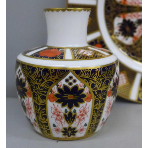 628 - A Royal Crown Derby Imari 1128 pattern vase, 11cm and a 21.5cm plate, second