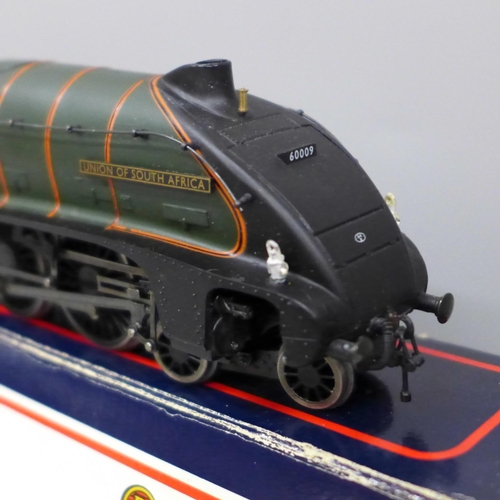 634 - A Bachmann OO gauge locomotive and tender, 31-951A Class A4 4-6-2 6009 Union of South Africa, in ass... 