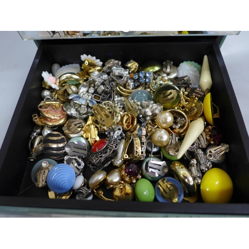 645 - Over 100 pairs of vintage clip-on earrings