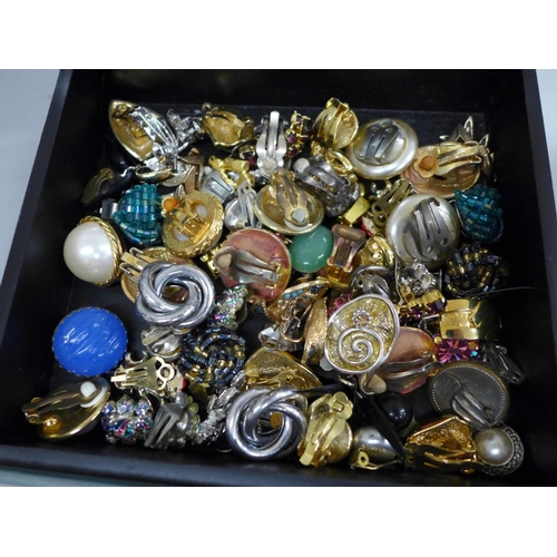 645 - Over 100 pairs of vintage clip-on earrings