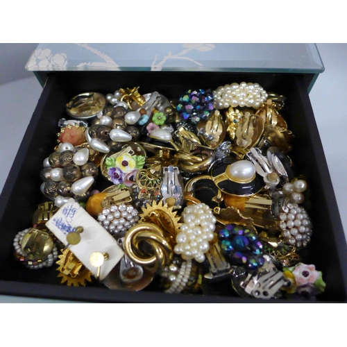 645 - Over 100 pairs of vintage clip-on earrings