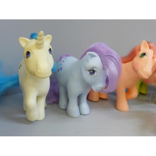 681 - Vintage original My Little Pony comprising Bluebelle, Posey, Tootsie, Blossom, Peachy, Lickety Split... 