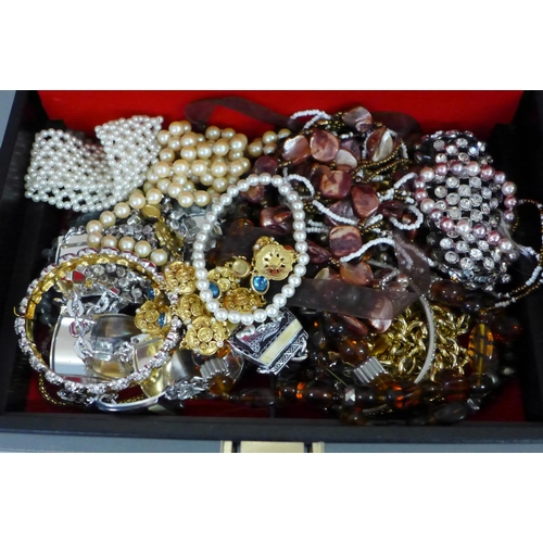 687 - A jewellery box and costume jewellery