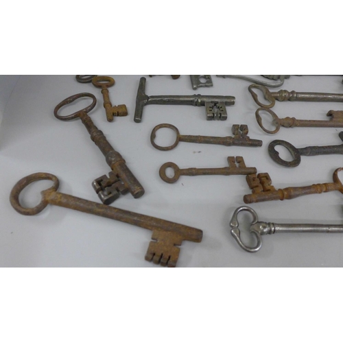 692 - A large collection of antique and replica door and lift keys