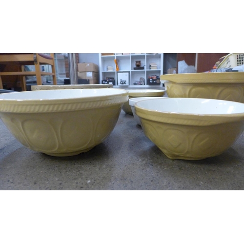 724 - A collection of mixing bowls