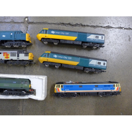 750 - OO gauge model rail locomotives and track