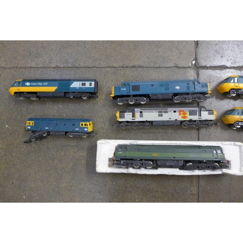 750 - OO gauge model rail locomotives and track