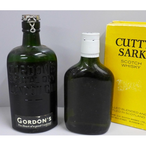 787 - A bottle of Gordons gin and a small bottle of Cutty Sark whisky, boxed