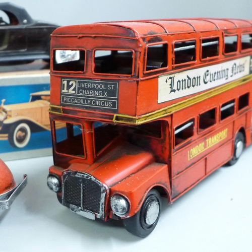 800 - A Rolls-Royce Phantom II Solid State radio and two other model vehicles; a tin plate bus and a car