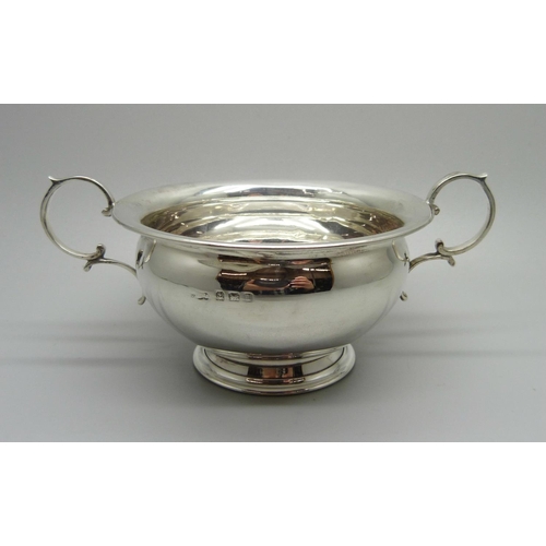 839 - A silver two handled bowl, Birmingham 1910, 68g, with monogram