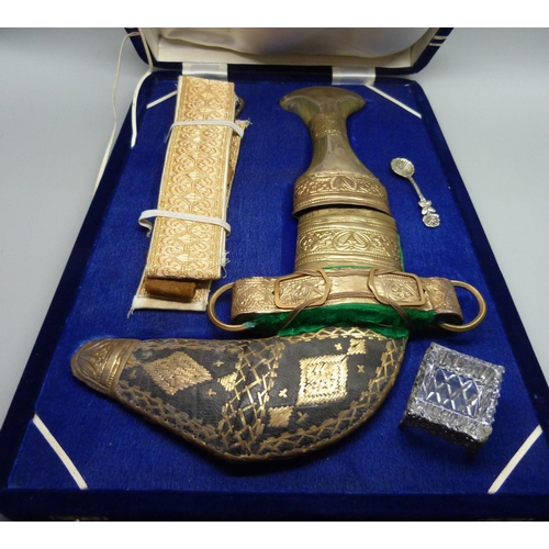 844 - A modern Arabian Jambiya, cased and a salt with spoon