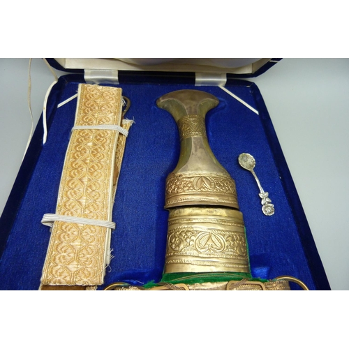 844 - A modern Arabian Jambiya, cased and a salt with spoon