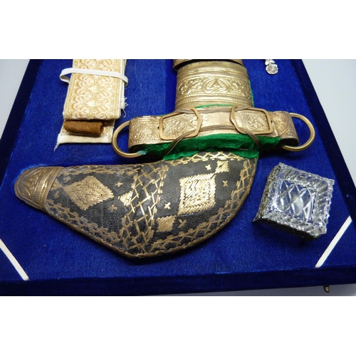 844 - A modern Arabian Jambiya, cased and a salt with spoon