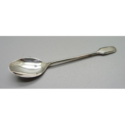 846 - A cased set of six silver coffee spoons, 39g