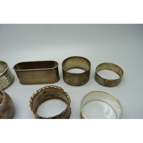 850 - Seven silver napkin rings, 127g, and two pairs of napkin rings, plated and Bakelite