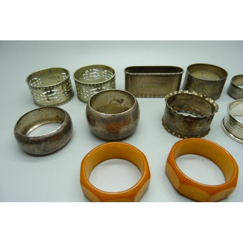 850 - Seven silver napkin rings, 127g, and two pairs of napkin rings, plated and Bakelite