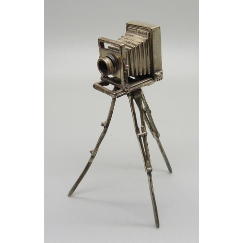 861 - A novelty 925 silver camera on tripod, marked Medusa-Oro, 35.4g, height 87mm