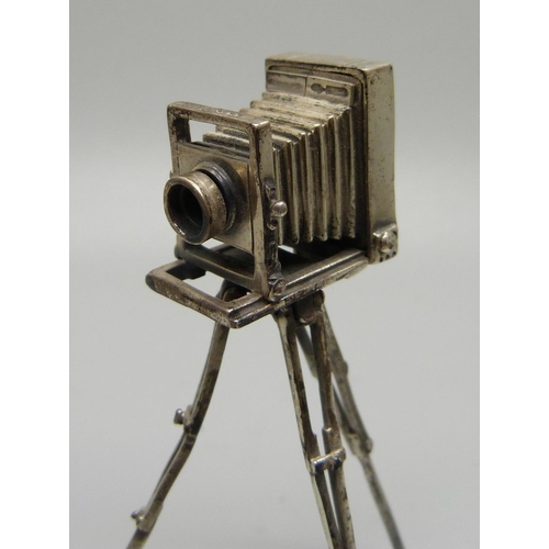 861 - A novelty 925 silver camera on tripod, marked Medusa-Oro, 35.4g, height 87mm