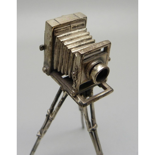 861 - A novelty 925 silver camera on tripod, marked Medusa-Oro, 35.4g, height 87mm