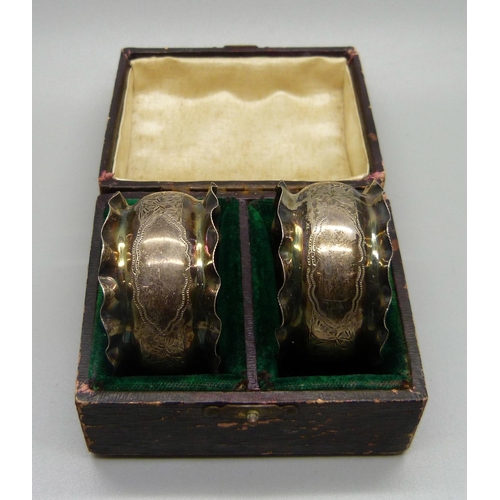 862 - A pair of silver napkin rings, cased, 16g