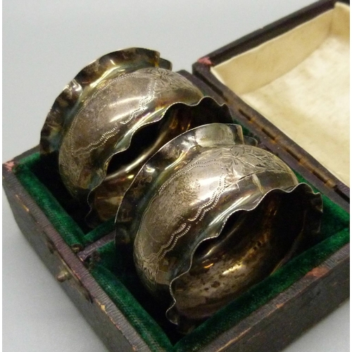 862 - A pair of silver napkin rings, cased, 16g