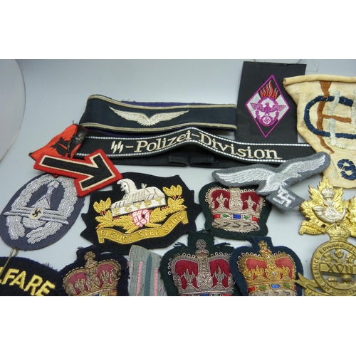 879 - A collection of military badges, etc.