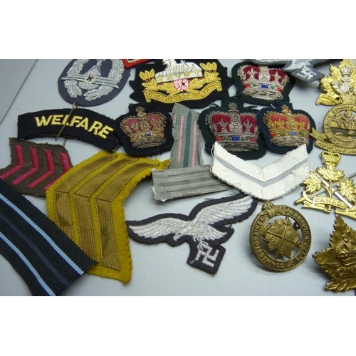 879 - A collection of military badges, etc.