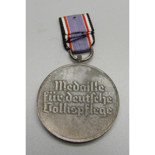 882 - A WWII German Red Cross medal