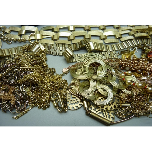 892 - Gold tone jewellery