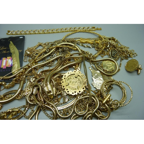 895 - Gold tone jewellery