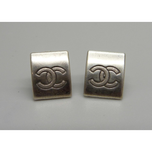 940 - A pair of sterling silver designer style earrings