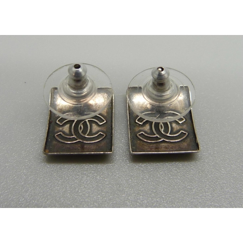 940 - A pair of sterling silver designer style earrings