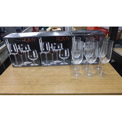 2075 - 3 Boxed 180ml glass champagne flutes (6 per box)