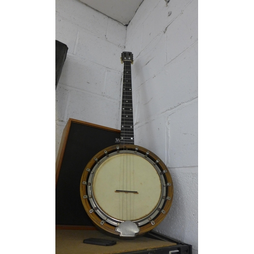 2089 - A banjo in a case